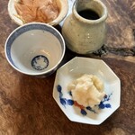 そば切り からに - そば猪口やおろし、鰹節が入った器もアンティークで良い味出てます。