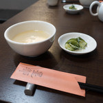 四川料理 星都 - ランチのスープと漬物