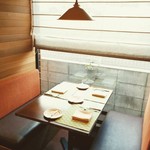 ヴェルヴェンヌ - 半個室の席（テーブル幅100㎝、3名様まで）