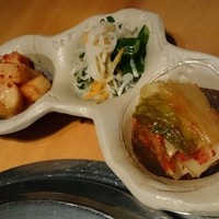吟味屋 天満店 - キムチ盛り合わせ