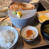 白黒 - 白の鮭御膳(税込2,420円)
①炭火焼き塩鮭②出汁巻き玉子③白ご飯④蜆汁⑤イクラ載せ大根鬼卸し⑥お漬け物(梅干&浅漬け白菜)