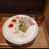 麺処 山城 - 器から溢れそうなくらい盛々で中もタップリ