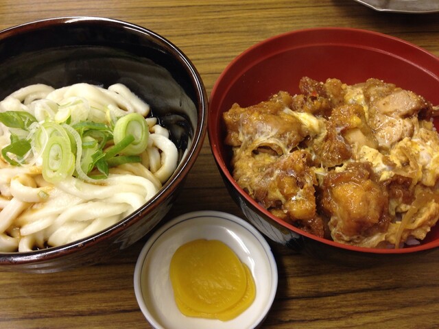 Set Shinfuku: karaage, Ise udon, takuan