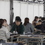 宮島からいちばん近い牡蠣小屋 - 明るく整えた空間で、女子会や家族でのお食事にもぴったり。
観光の合間にゆったり過ごせます。