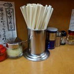 Ramen Iemichi - 「らー麺 家道」平成27年2月11日(水)再訪問。卓上の調味料類