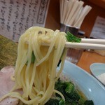 らー麺 家道 - 「らー麺 家道」平成27年2月11日(水)再訪問。麺は酒井製麺の細いタイプと思われる。