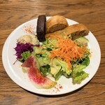 アド・パンデュース - 立派なサラダとお代わり自由のパン