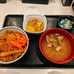 吉野家 - 料理写真:朝牛セット(納豆)、あさり汁変更、生卵(セットで選ぶ小鉢を納豆で選び単品生卵のほうが価格が安くなる)