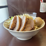 らーめん 陸 - 小豚に味玉。野菜多め