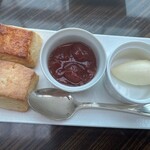 TwentyEight Conrad Tokyo - プレーンスコーン、瀬戸内レモンと柚子スコーン　クロテッドクリーム、いちごジャムを添えて