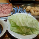 まこと焼肉店 - 左から、特ロース・付け合せのキャベツ・パイプ