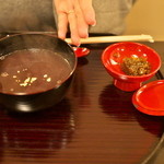 ぎおん徳屋 - 雪の日にはぴったりのぜんざい。金粉入り。右は佃煮みたいになった昆布。この昆布、激ウマ。