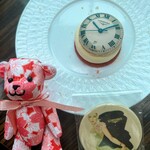 TwentyEight Conrad Tokyo - お皿の上レアチーズケーキ　ブルーベリージャム  文字盤のデザインが細かく魅了されました。