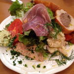 SUGITARYOURI  KEI - 豪華サラダ、実際のお皿は結構大きいです。