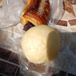 魔法のぱん - 上・あんデニッシュ（230円）、下・白パン（180円）