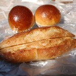 魔法のぱん - 上・ミルククリーム（70円）×2、下・ピーナツクリーム入のプチフランス（200円）。ミルククリームはとても小さめでしたがクリームタップリ～。ピーナツもタップリ