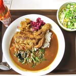 すき家 - 料理写真:炭火焼きほろほろチキンカレー(大盛)& オクラサラダ