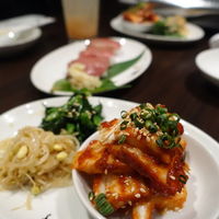 焼肉グレート 宇都宮駅前店 - できたて白菜キムチとできたてナムルの盛り合わせ
