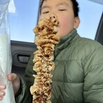 佐野S.A 下り　串焼き屋台 - カリカリとり皮のデカさよ…