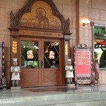 Erawan Restaurant  - 重厚な入口