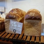 Pain Petit - 食パン、ハードトーストの棚。