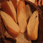 お通しのパンはお代わり自由！