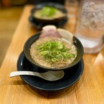 麦笑 - 料理写真:とこ豚骨 980円 (中太縮れ麺)