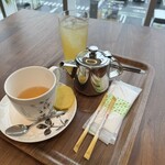 MOA cafe - ドリンク写真:レモンティーとアップルジュース