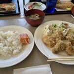 シーフードレストランネプチューン - カキフライ定食。ご飯の横はお裾分けの焼き鮭