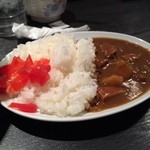 すみれ - 平日限定、味噌ラーメソランチ、今日はラーメソ屋さんのカレーを選択。お皿が変わりましたね。前は深さのある丸いお皿でした。
