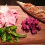 ワインショップ&ダイナー FUJIMARU 天満橋店 - デリランチ、ドリンクつき800円。パンはシュクレクールさんのもの‼