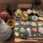 三彩 - マグロがレンコンの下にあります！ネタは全て2センチ…あるかな？