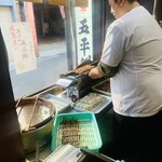 あまから - 五平餅：調理中