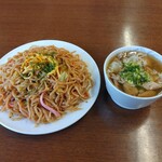 広野屋 - 料理写真:焼きそば（並）と煮込みのセット