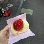 築地そらつき - いちご大福のカスタード