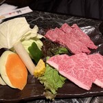 焼肉 炎壽 - カルビ(手前)、ハラミ(奥)