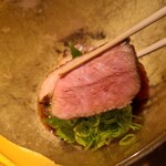 こきゅう 別邸 - ⑭鴨肉の和風ロースト【ハーフ】(通常:税込748円→ハーフ:税込374円)
            ローストされた鴨肉は軟らかく、噛むほどに旨みが滲んできます
