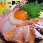 鮮王となり - 料理写真:豪華海鮮丼 1980円 大盛 100円