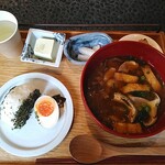 ミソジュウ - 具だくさんキノコのお味噌汁と塩おむすびのセット