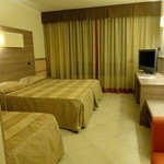 Nil Hotel - 2人なのにベットが３台