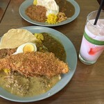 フィッシュ - 「3種コンボ 2代目フィッシュカレー」（1,450円）と「サラダ&つぶつぶいちごラッシーセット」（530円）