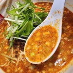 京橋ササラ - 担々スープには、ネギがたくさん入っててシャキシャキ感があります