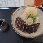 うどんと日本酒 つるん、 - 日曜うどん ワラ焼 鰹タタキぶっかけ1,600円＋新玉ネギ天ぷら100円＝1,700円。
            