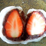 一心堂 - いちご大福（つぶあん）断面図