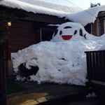 Takahashitei - 店先の、雪で作られたこけしちゃん（笑）