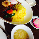 Takahashitei - 温泉たまご入りカレー。付け合わせは漬物と、たまごスープ、豆腐の塩漬けとブルーベリー。