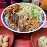 ラーメン二郎 - 小ラーメンぶた5枚（1,120円）＋ねぎ汁なし（120円）＋ピリ辛にらだれ（80円）＋味付うずら（120円）＋鬼おろし大葉MIX（100円）、ニンニクコール