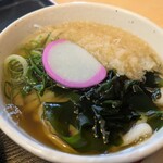 つる庵 - うどんは普通に美味しい（ワカメ入り）