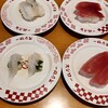 スシロー - 手前の左側がえんがわのミニしゃり。小さいww