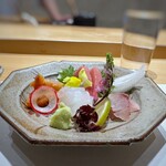 350325541 - お刺身盛り合わせ・・変わらず盛り付けが美しい。